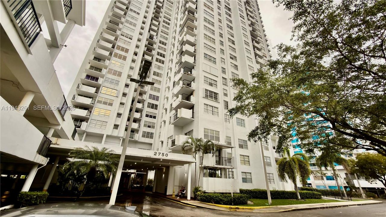 For Sale: $175,000 (1 beds, 1 baths, 870 Square Feet)