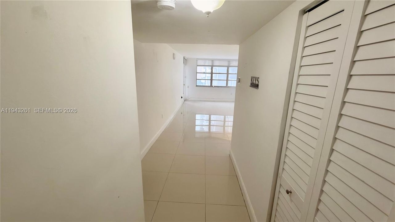 For Sale: $175,000 (1 beds, 1 baths, 870 Square Feet)