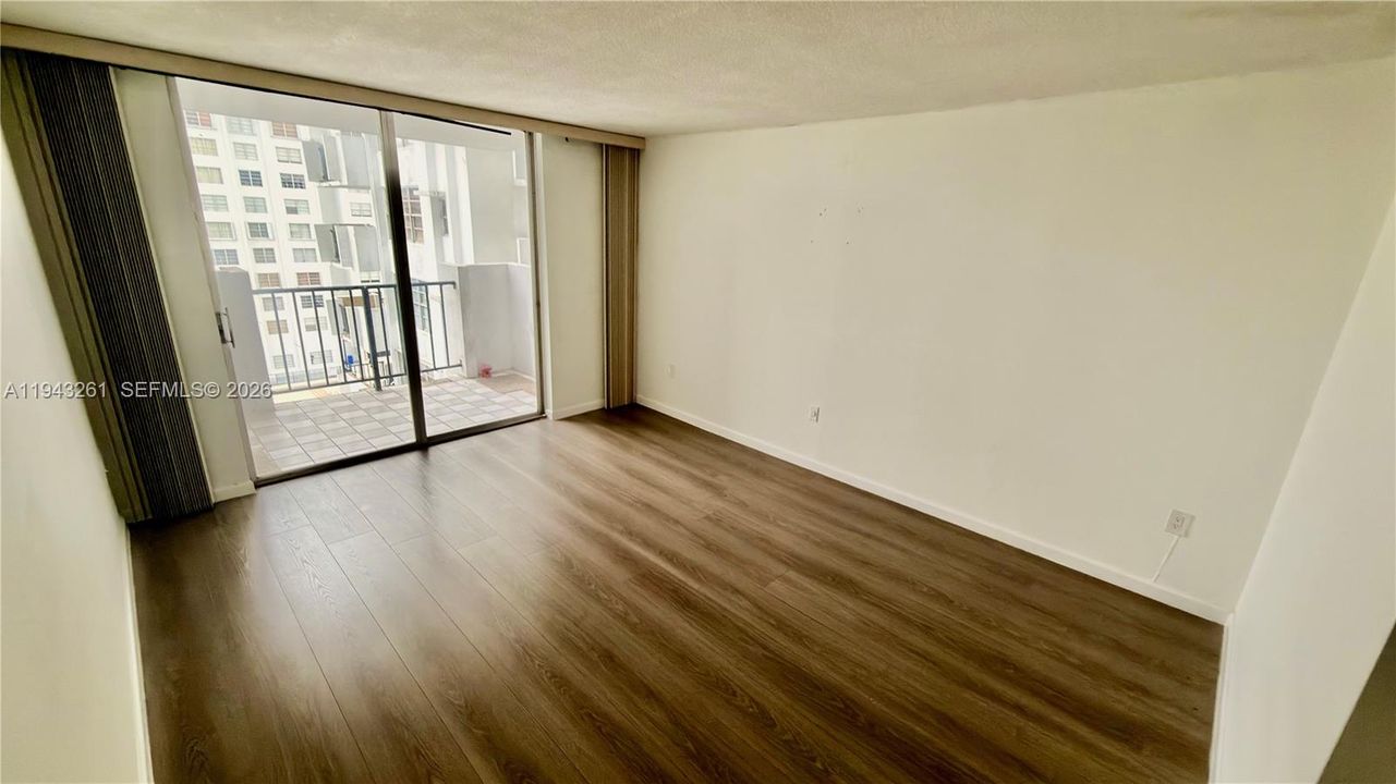 For Sale: $175,000 (1 beds, 1 baths, 870 Square Feet)