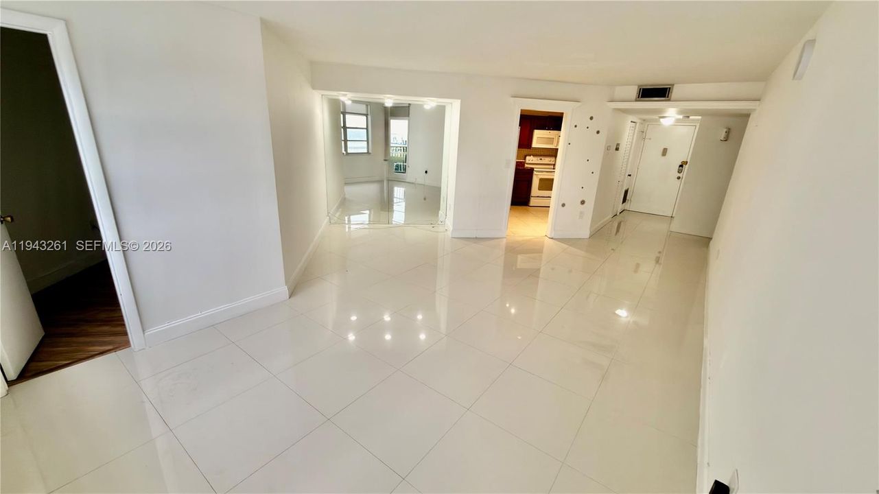 For Sale: $175,000 (1 beds, 1 baths, 870 Square Feet)