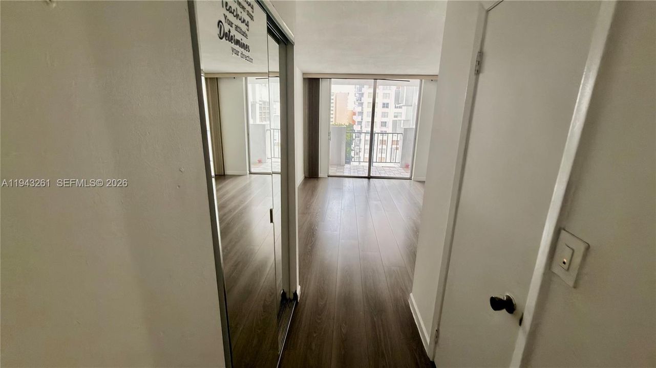 For Sale: $175,000 (1 beds, 1 baths, 870 Square Feet)