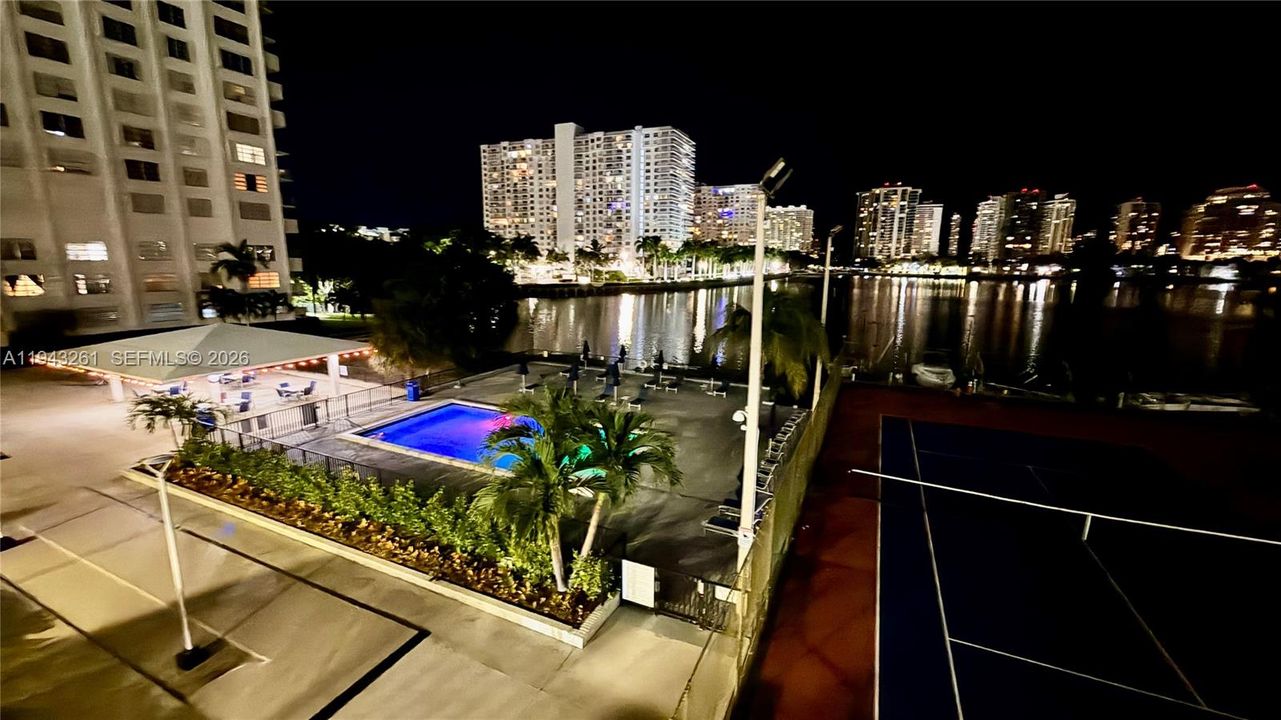 For Sale: $175,000 (1 beds, 1 baths, 870 Square Feet)