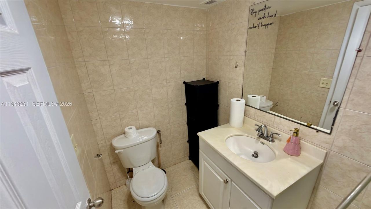 For Sale: $175,000 (1 beds, 1 baths, 870 Square Feet)