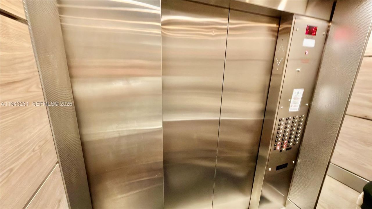 For Sale: $175,000 (1 beds, 1 baths, 870 Square Feet)