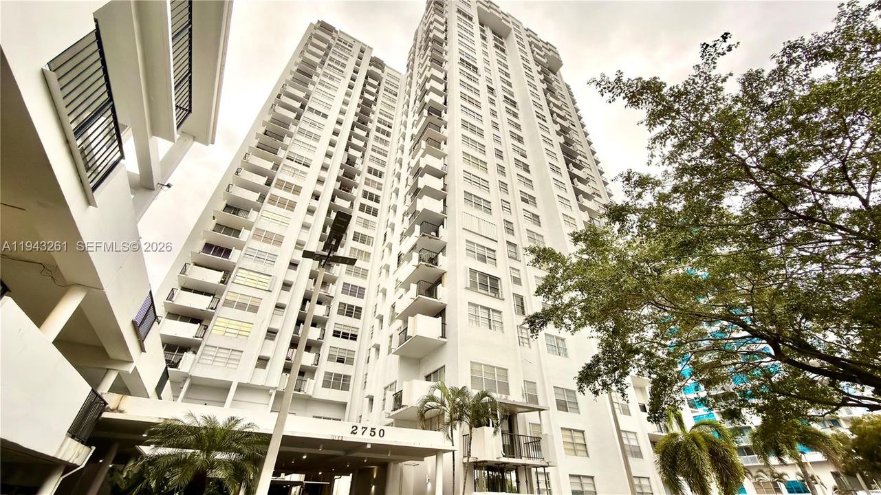 For Sale: $175,000 (1 beds, 1 baths, 870 Square Feet)