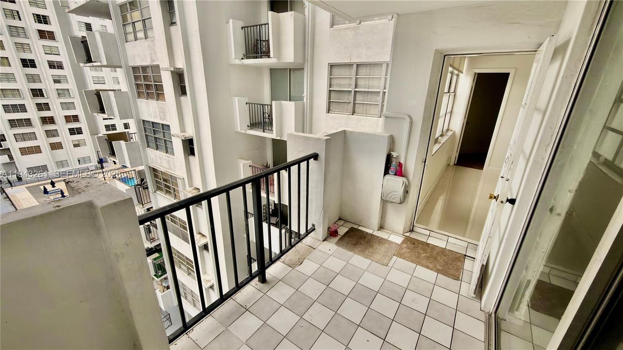 For Sale: $175,000 (1 beds, 1 baths, 870 Square Feet)