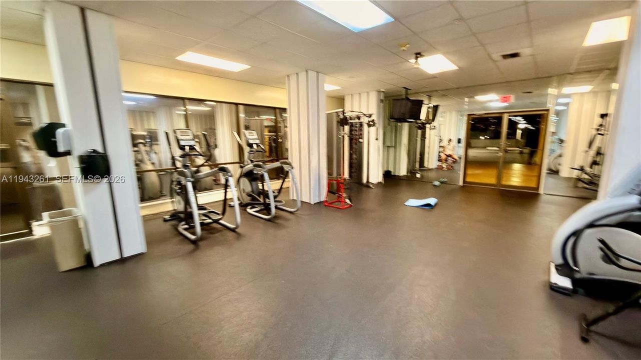 For Sale: $175,000 (1 beds, 1 baths, 870 Square Feet)