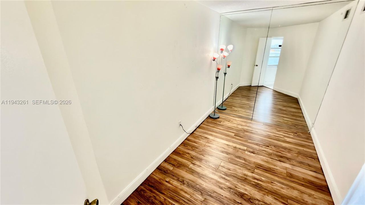 For Sale: $175,000 (1 beds, 1 baths, 870 Square Feet)