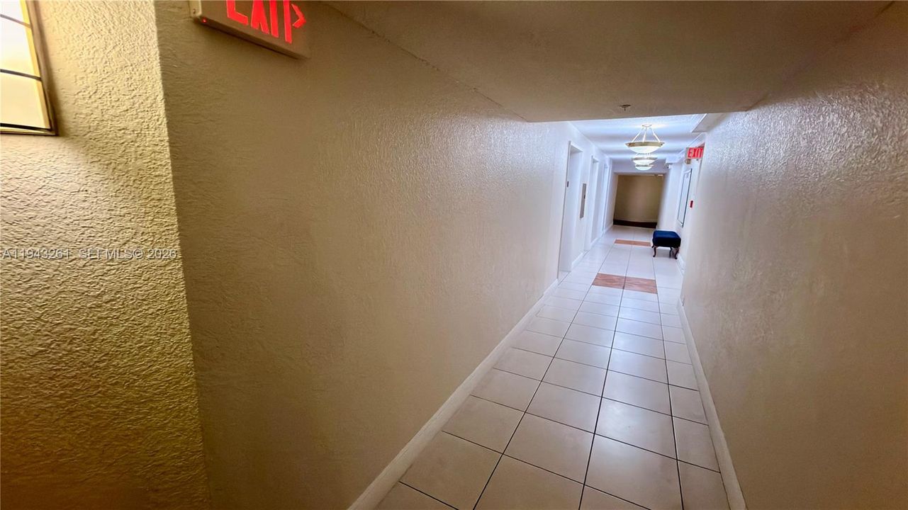For Sale: $175,000 (1 beds, 1 baths, 870 Square Feet)