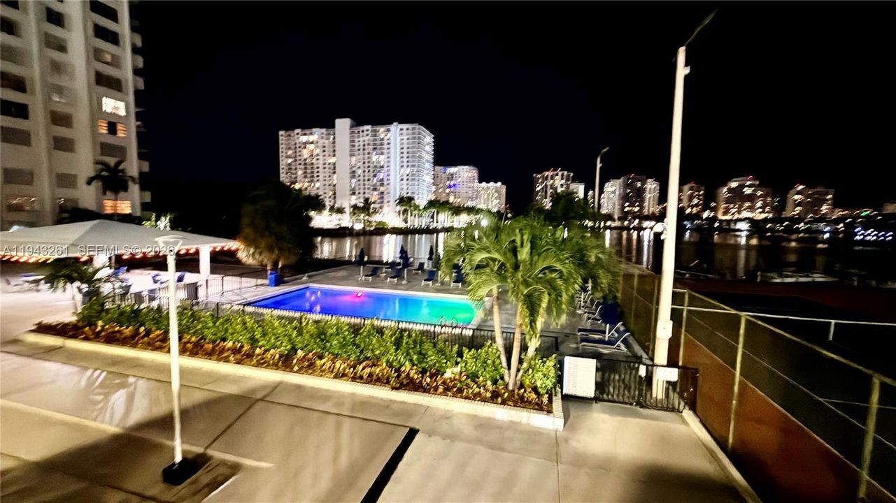 For Sale: $175,000 (1 beds, 1 baths, 870 Square Feet)