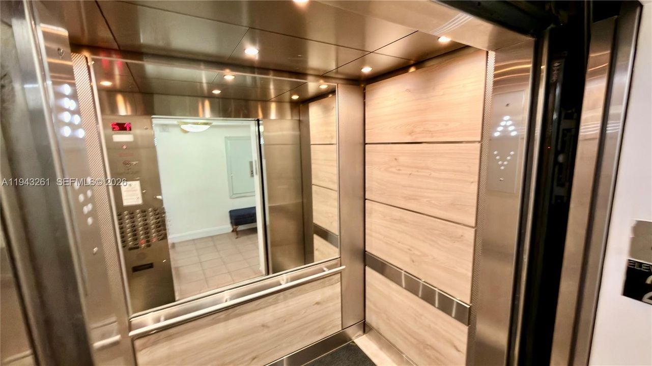 For Sale: $175,000 (1 beds, 1 baths, 870 Square Feet)