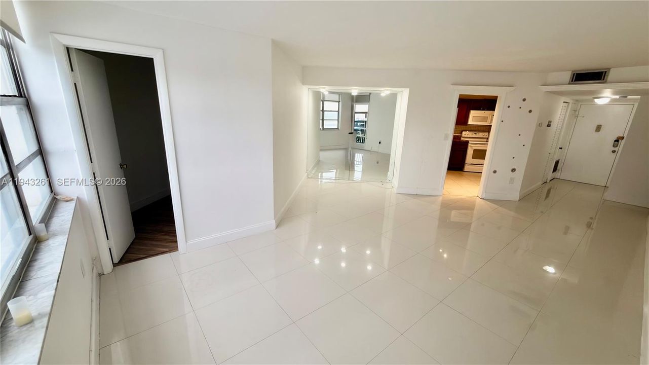 For Sale: $175,000 (1 beds, 1 baths, 870 Square Feet)