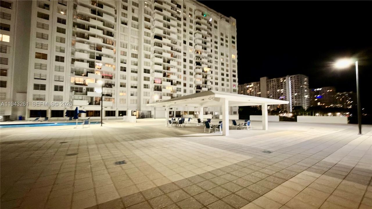 For Sale: $175,000 (1 beds, 1 baths, 870 Square Feet)