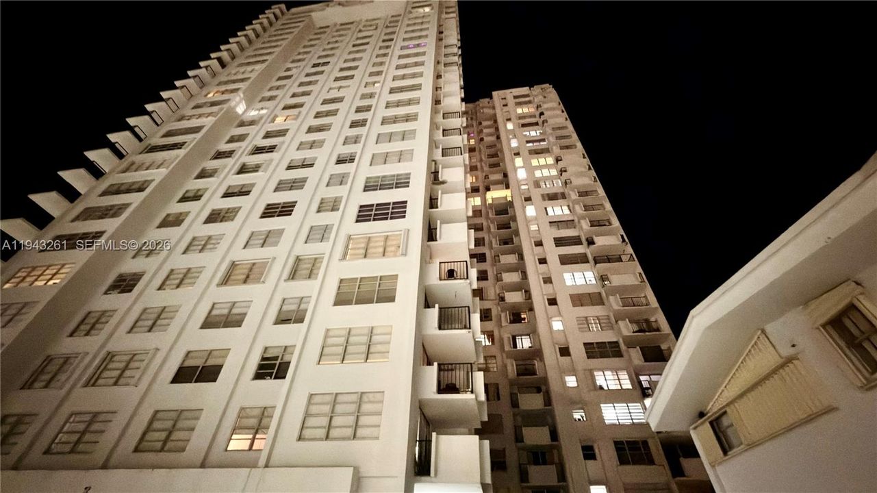 For Sale: $175,000 (1 beds, 1 baths, 870 Square Feet)