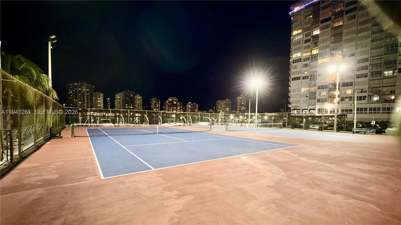 For Sale: $175,000 (1 beds, 1 baths, 870 Square Feet)