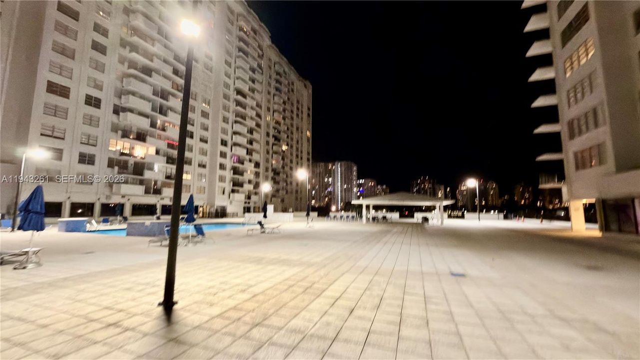For Sale: $175,000 (1 beds, 1 baths, 870 Square Feet)