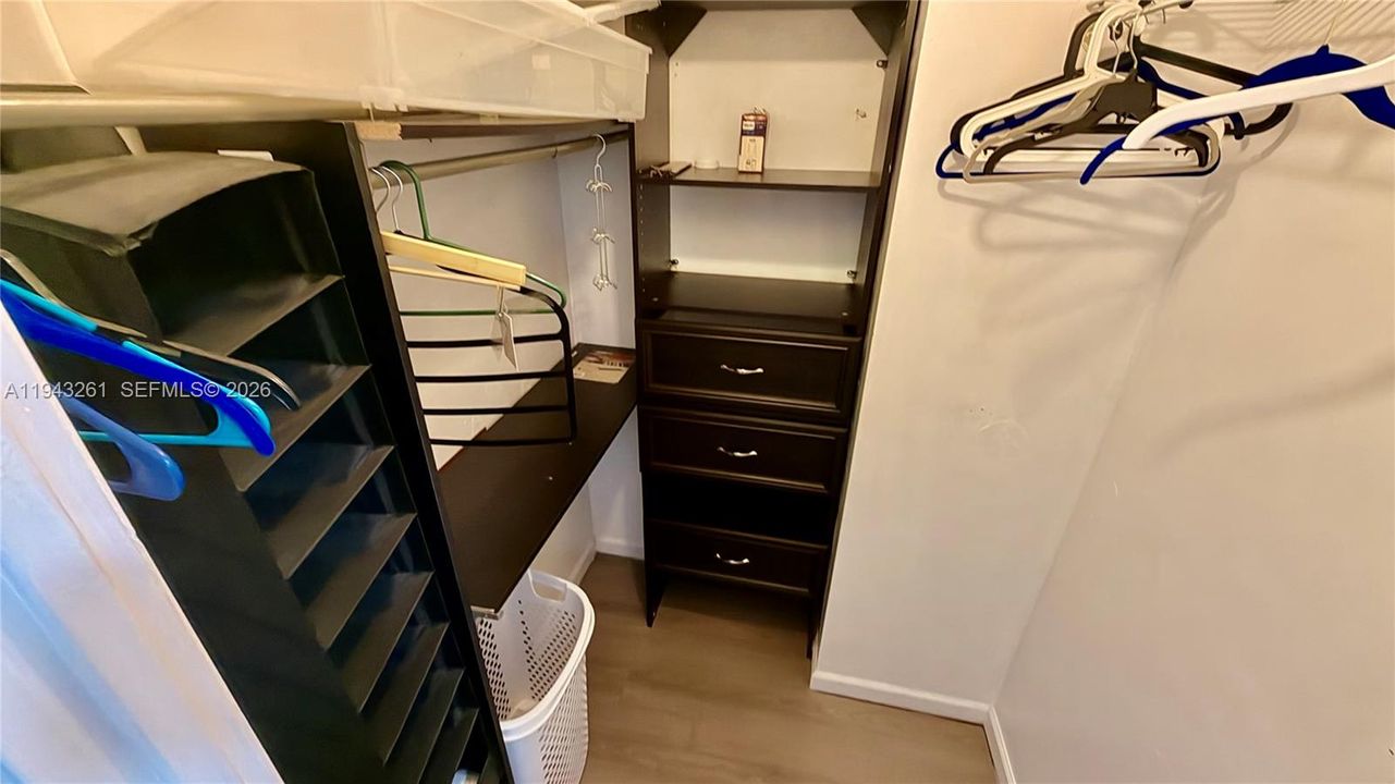 For Sale: $175,000 (1 beds, 1 baths, 870 Square Feet)