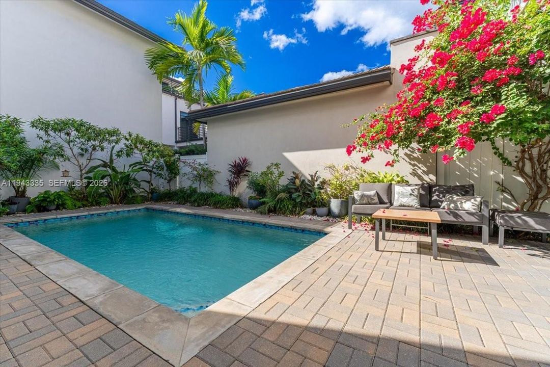 Vendido Recientemente: $2,100,000 (5 camas, 4 baños, 4444 Pies cuadrados)