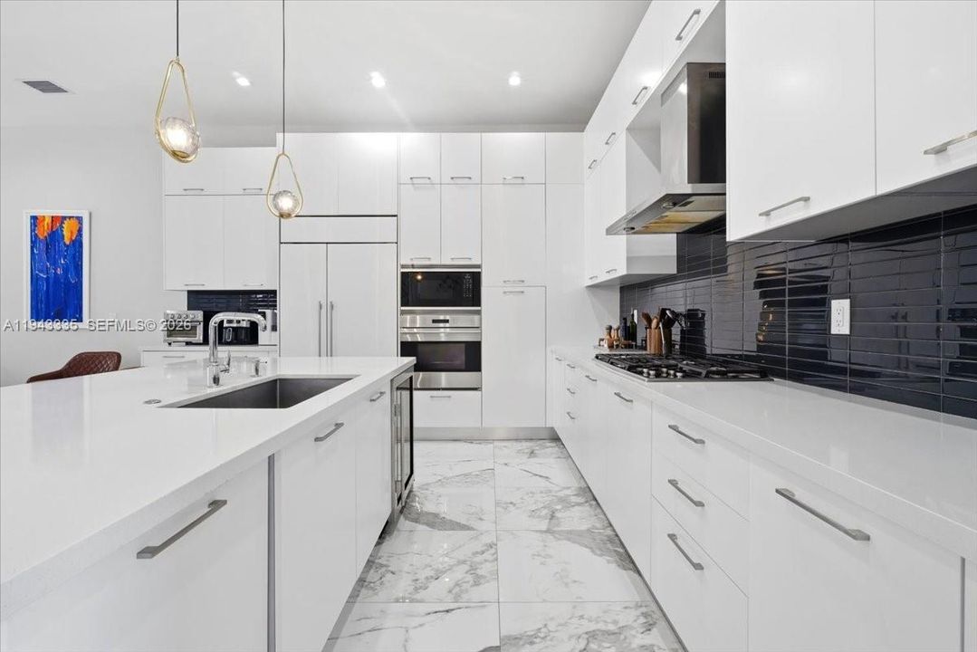 Vendido Recientemente: $2,100,000 (5 camas, 4 baños, 4444 Pies cuadrados)