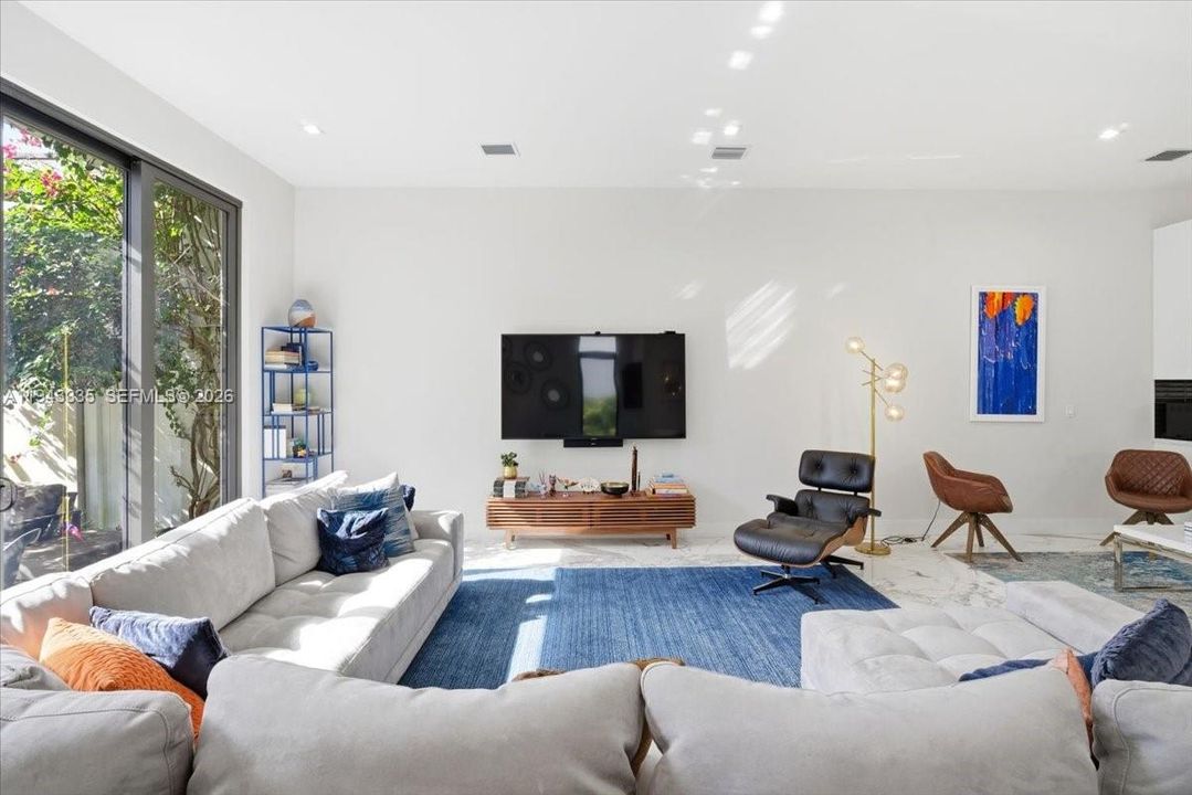 Vendido Recientemente: $2,100,000 (5 camas, 4 baños, 4444 Pies cuadrados)