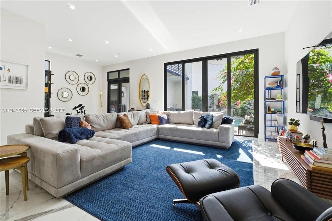 Vendido Recientemente: $2,100,000 (5 camas, 4 baños, 4444 Pies cuadrados)