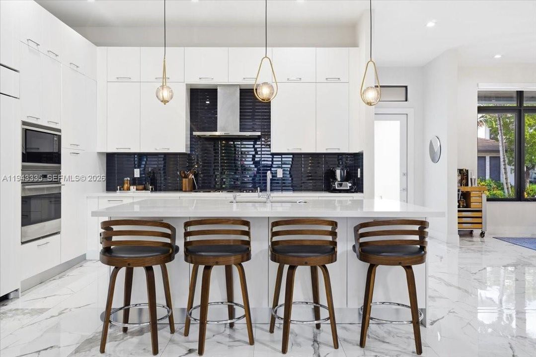 Vendido Recientemente: $2,100,000 (5 camas, 4 baños, 4444 Pies cuadrados)