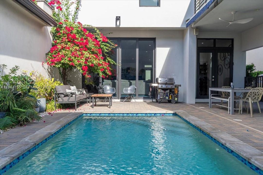 Vendido Recientemente: $2,100,000 (5 camas, 4 baños, 4444 Pies cuadrados)