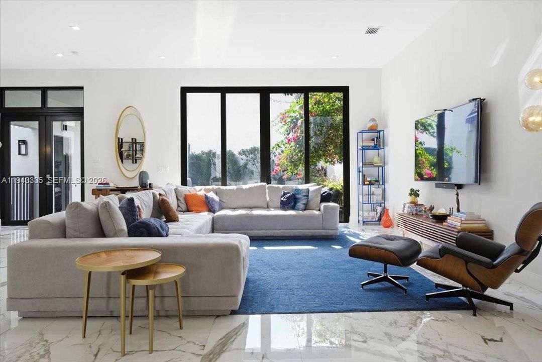 Vendido Recientemente: $2,100,000 (5 camas, 4 baños, 4444 Pies cuadrados)