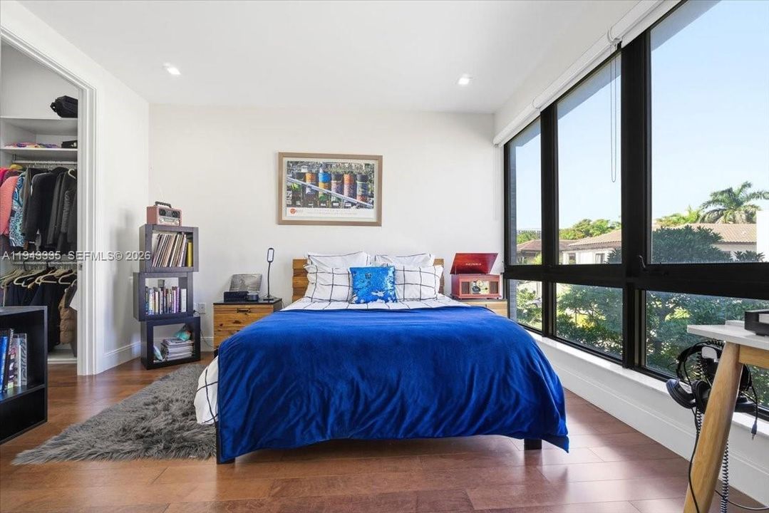 3rd bed with walk-in closet