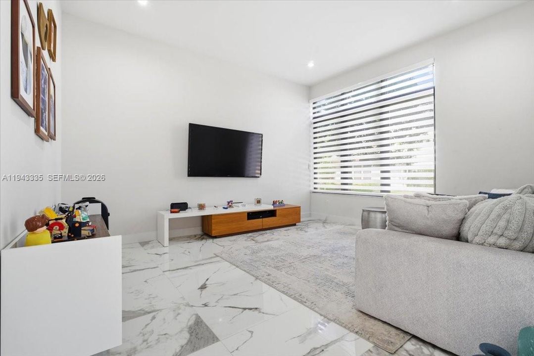 Vendido Recientemente: $2,100,000 (5 camas, 4 baños, 4444 Pies cuadrados)