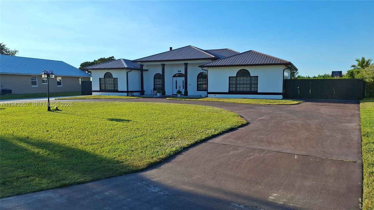 Vendido Recientemente: $619,000 (5 camas, 3 baños, 2756 Pies cuadrados)