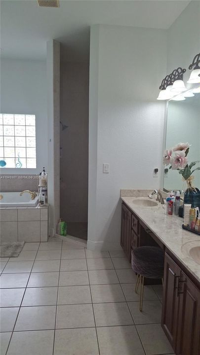 Vendido Recientemente: $619,000 (5 camas, 3 baños, 2756 Pies cuadrados)
