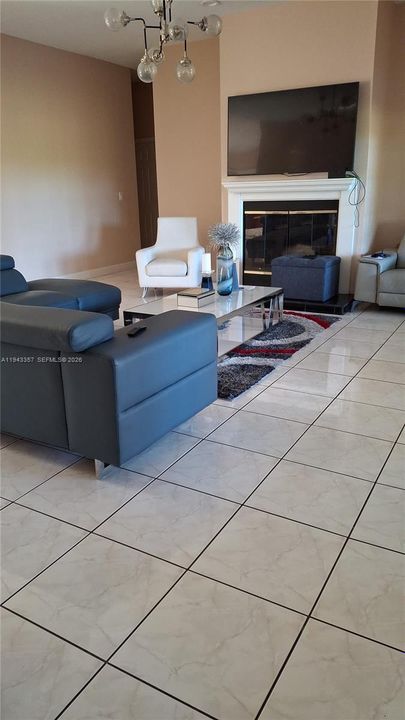Vendido Recientemente: $619,000 (5 camas, 3 baños, 2756 Pies cuadrados)