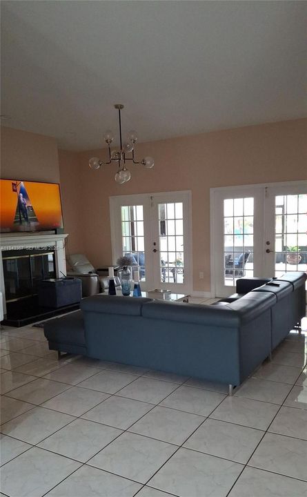 Vendido Recientemente: $619,000 (5 camas, 3 baños, 2756 Pies cuadrados)