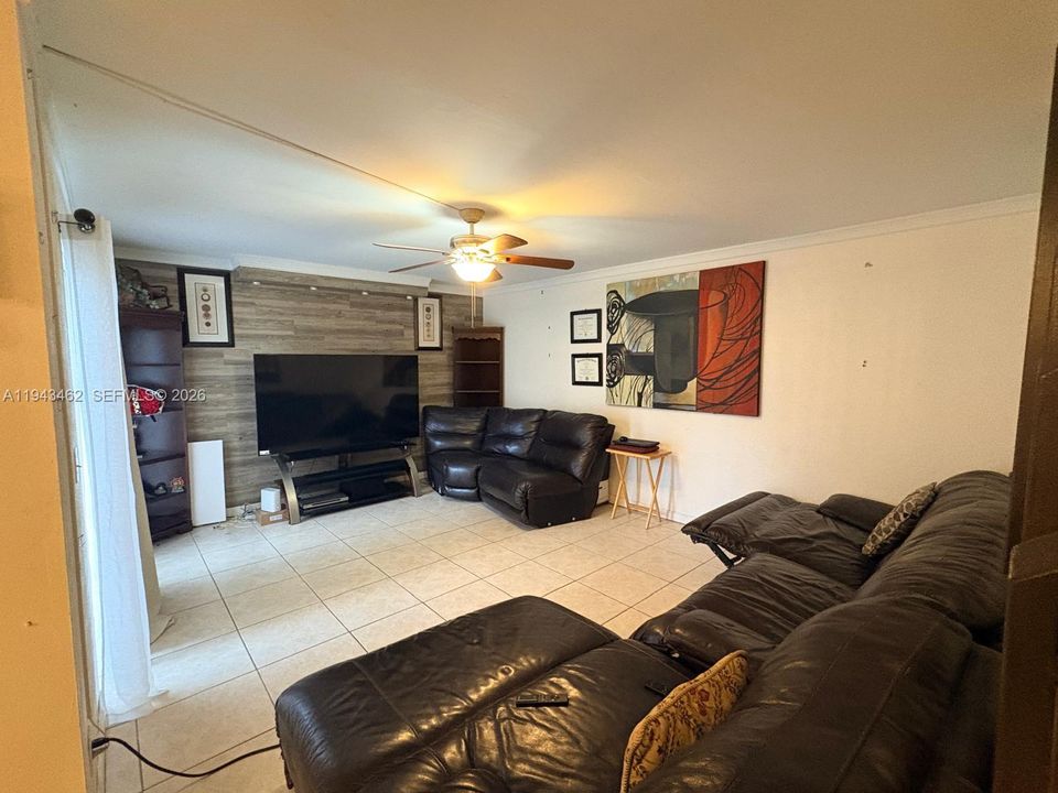 En Venta: $355,000 (3 camas, 2 baños, 1722 Pies cuadrados)