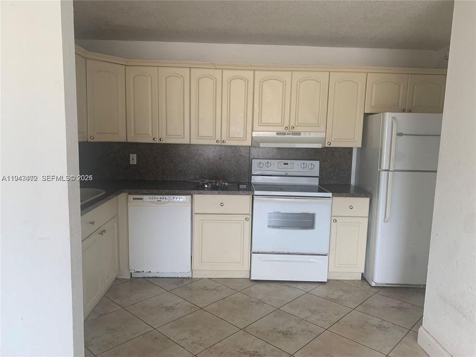 For Sale: $160,900 (2 beds, 1 baths, 1075 Square Feet)