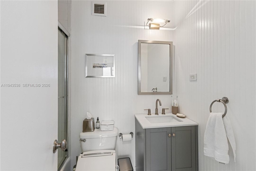 For Sale: $700,000 (2 beds, 2 baths, 1188 Square Feet)