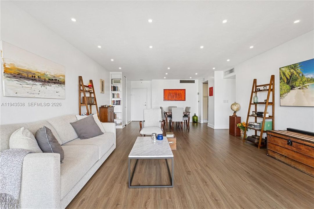 For Sale: $700,000 (2 beds, 2 baths, 1188 Square Feet)