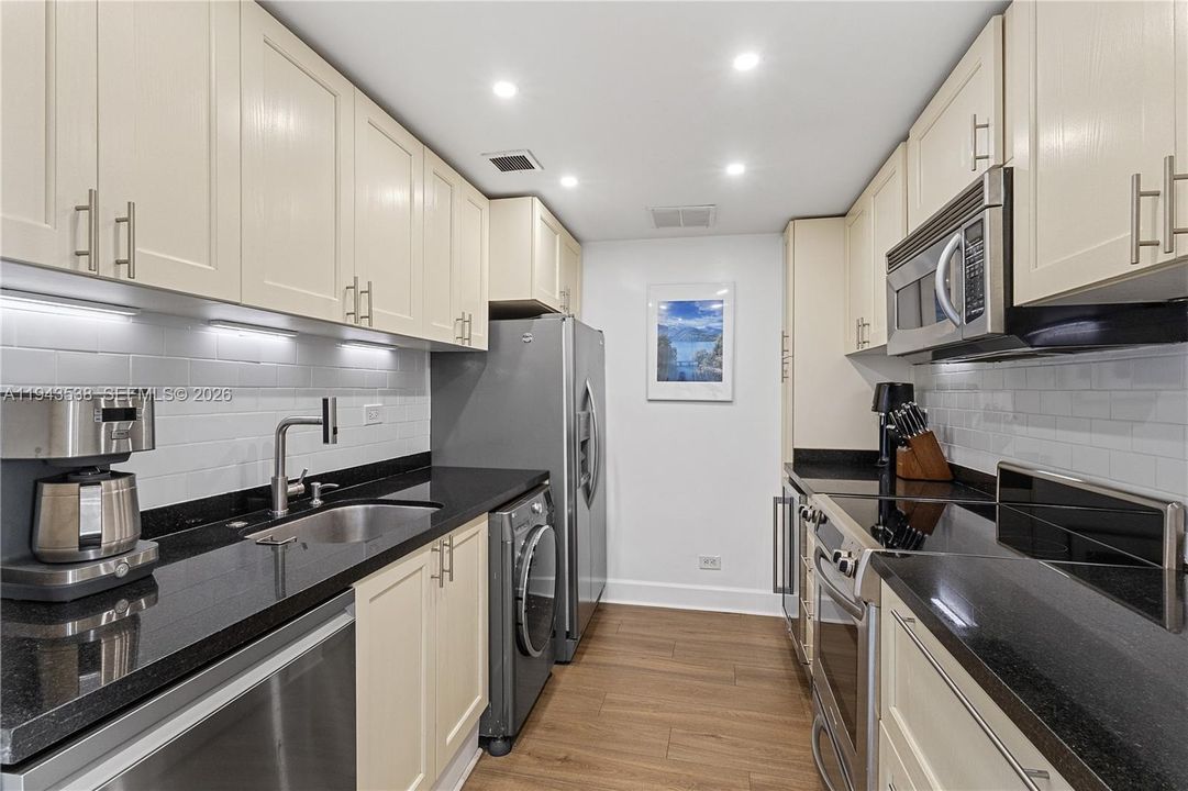 For Sale: $700,000 (2 beds, 2 baths, 1188 Square Feet)