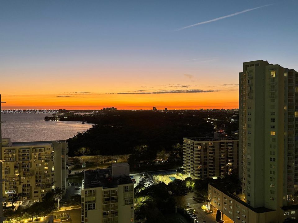 For Sale: $700,000 (2 beds, 2 baths, 1188 Square Feet)