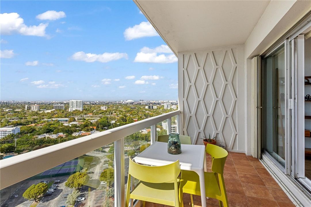 For Sale: $700,000 (2 beds, 2 baths, 1188 Square Feet)