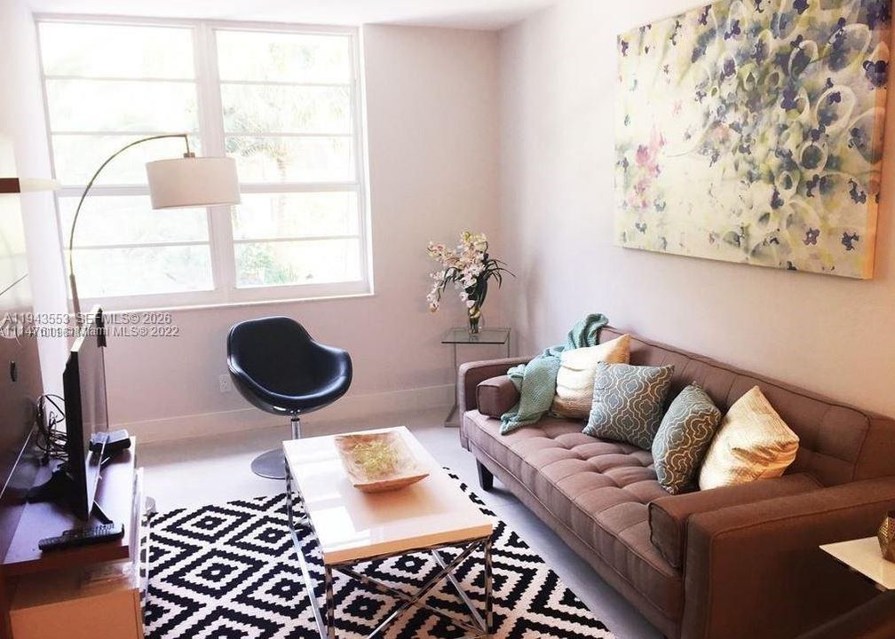 For Sale: $379,000 (1 beds, 1 baths, 550 Square Feet)