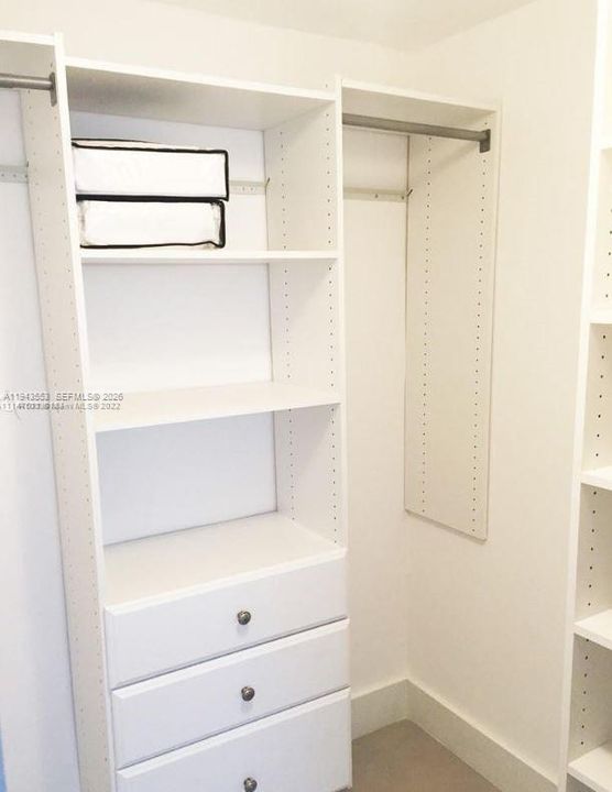For Sale: $379,000 (1 beds, 1 baths, 550 Square Feet)