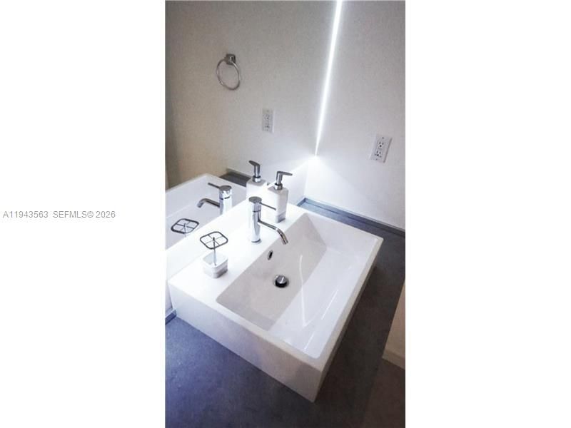 For Sale: $385,000 (1 beds, 1 baths, 525 Square Feet)