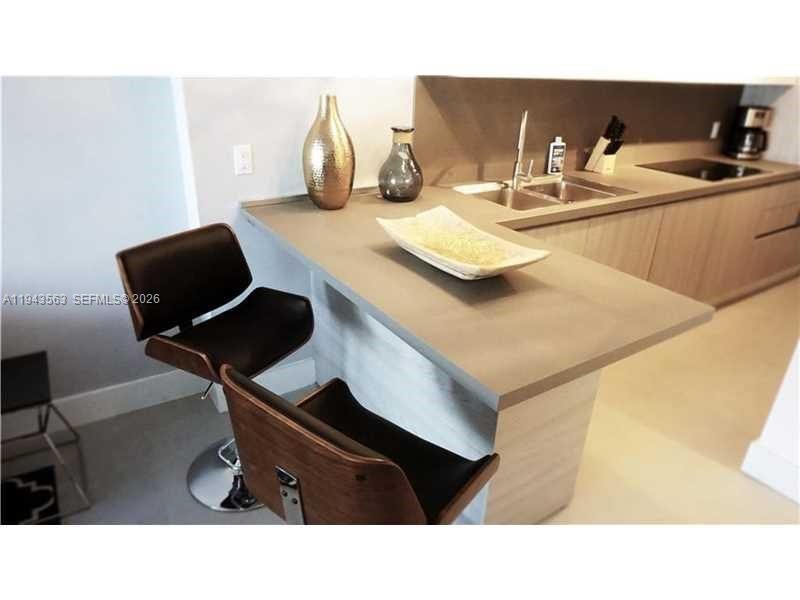 For Sale: $385,000 (1 beds, 1 baths, 525 Square Feet)