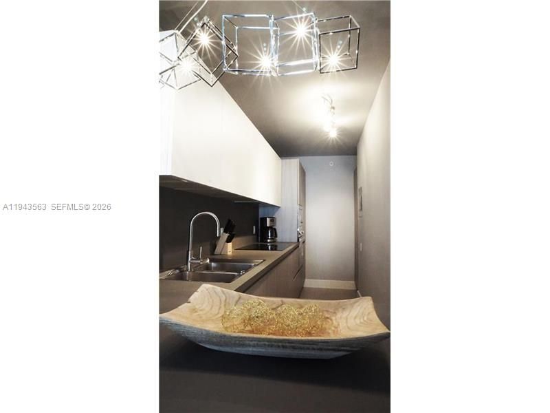 For Sale: $385,000 (1 beds, 1 baths, 525 Square Feet)