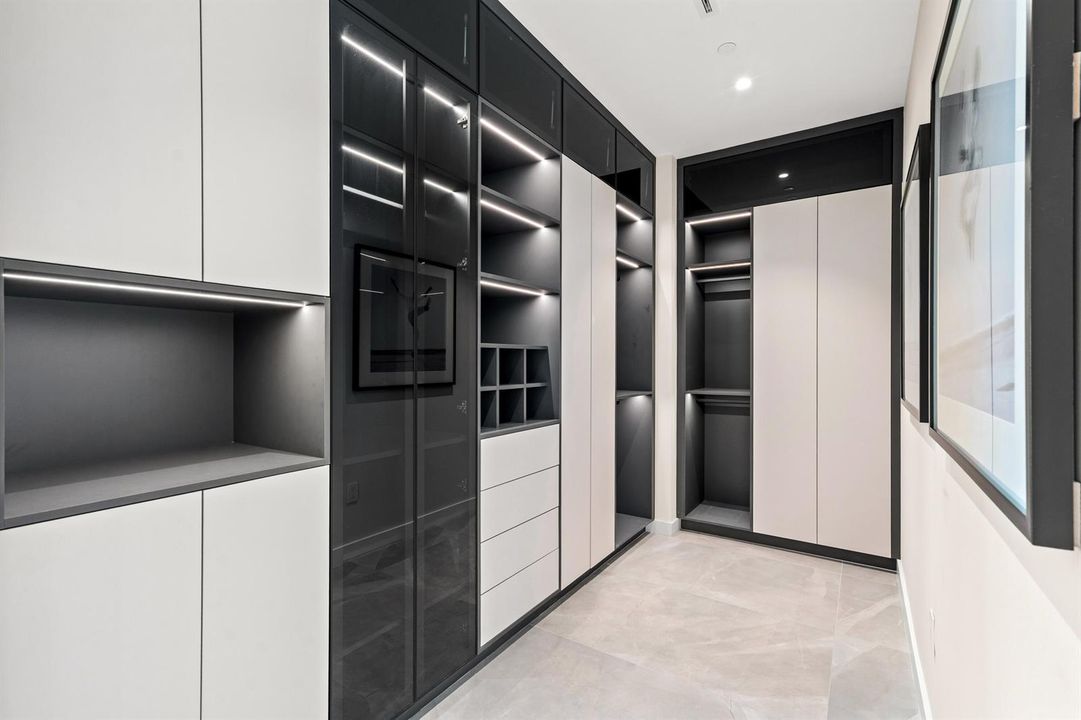 WALK IN CLOSET