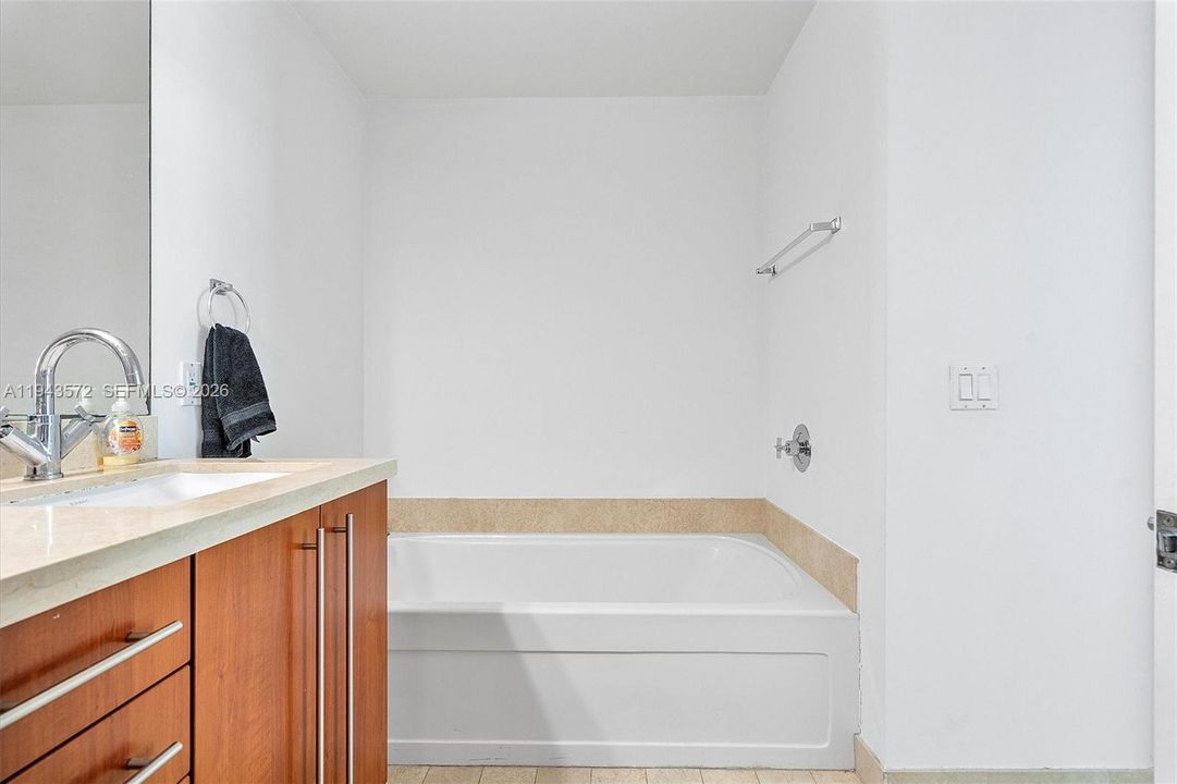 Activo con contrato: $599,000 (2 camas, 2 baños, 1106 Pies cuadrados)