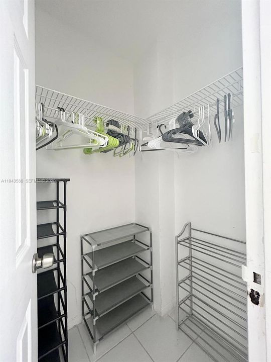 For Sale: $389,000 (1 beds, 1 baths, 560 Square Feet)