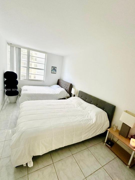 For Sale: $389,000 (1 beds, 1 baths, 560 Square Feet)